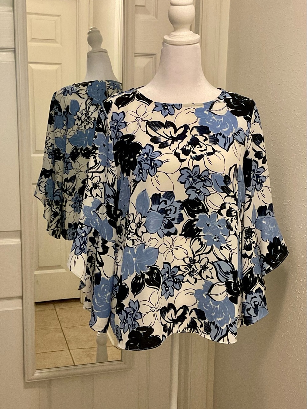 Kasper size Large Misses Floral Flutter Sleeve Top in Blue and White